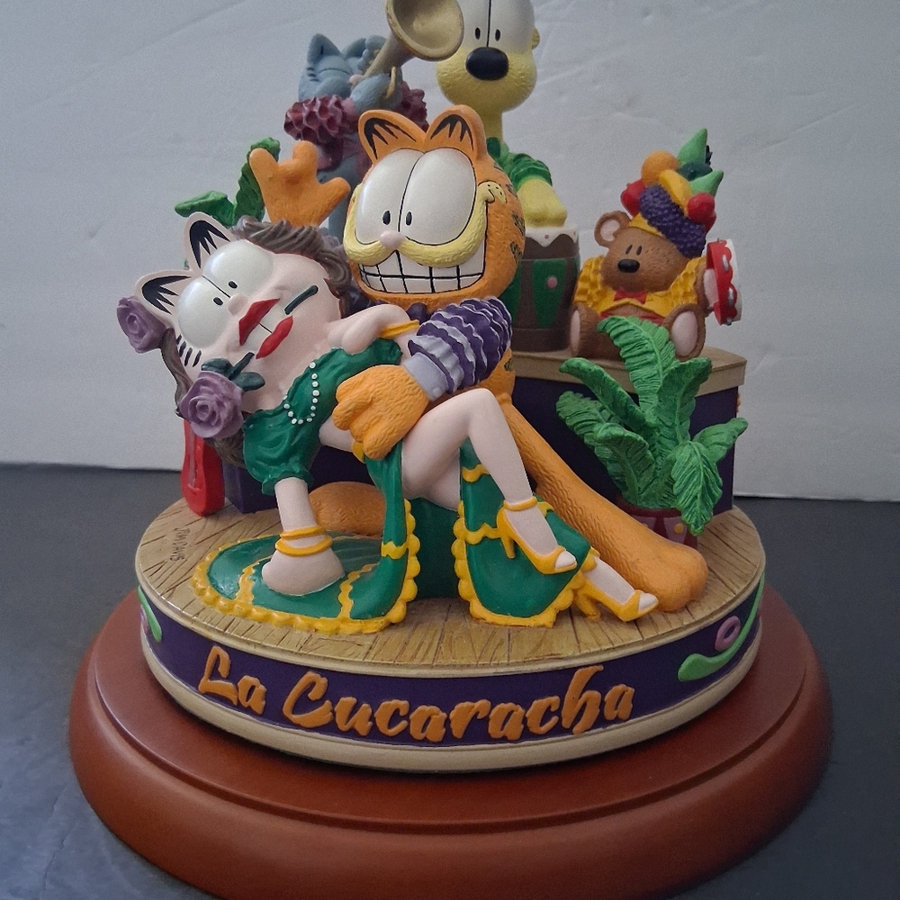 La Cucaracha Garfield Figurine